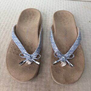 Vionic Bella Blue & White Patterned Women's Thong Sandals Size 7 slide-On